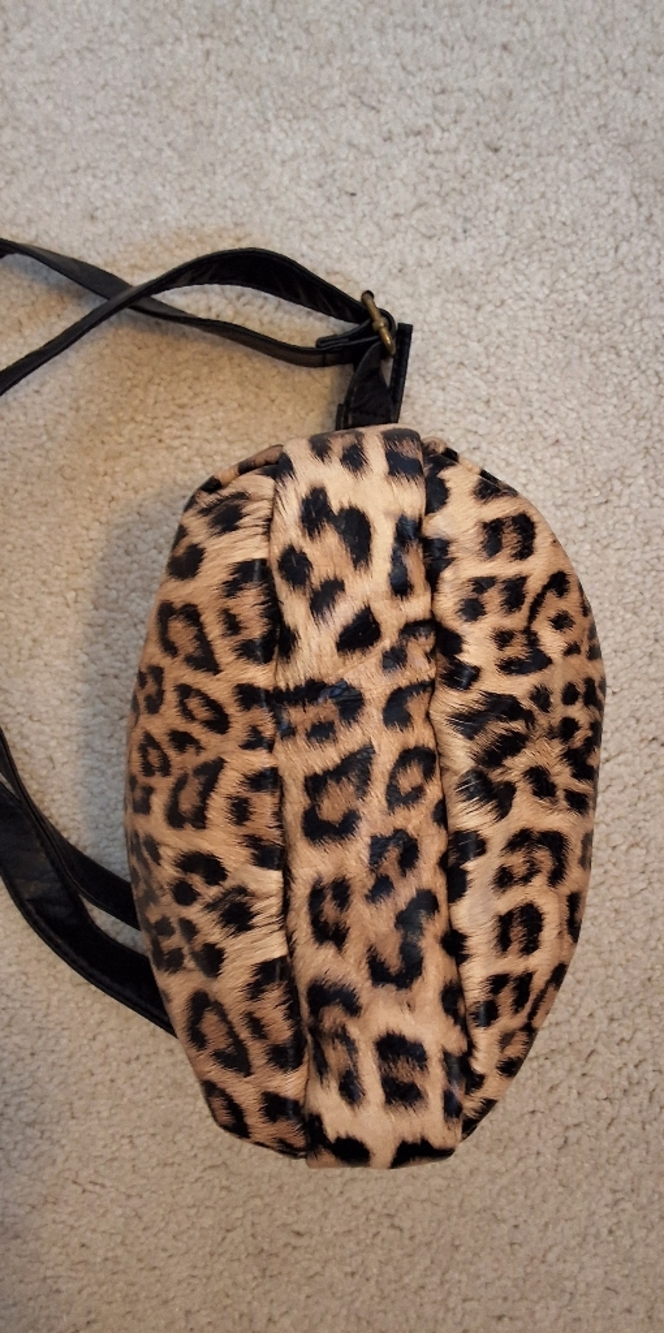 Bueno, NWOT, Leopard Print Crossbody Bag with Black Strap + Keychain - Picture 4 of 8